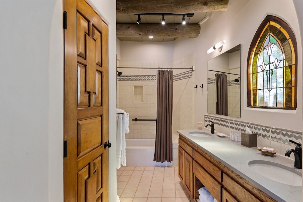 Garcia St. Adobe - Historic District, Close to Canyon Road, Three Master Bedrooms, Great Outdoor Space, fotografía 2
