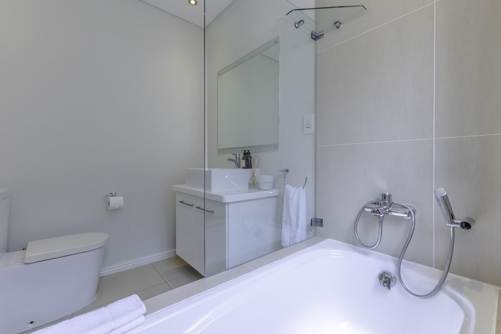 Newly Renovated 3 bed Apartment With Splashpool - 2283