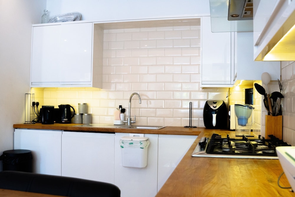 Cleave House - Stylish & Chic 3 Bed House Mins From Central London