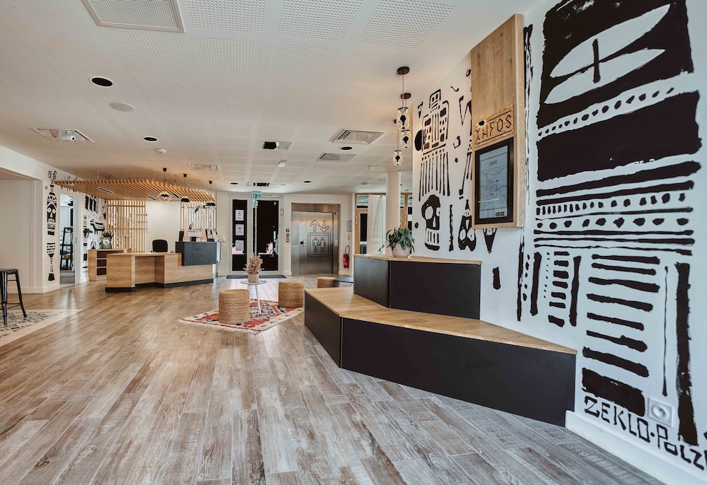 Lobby & Reception