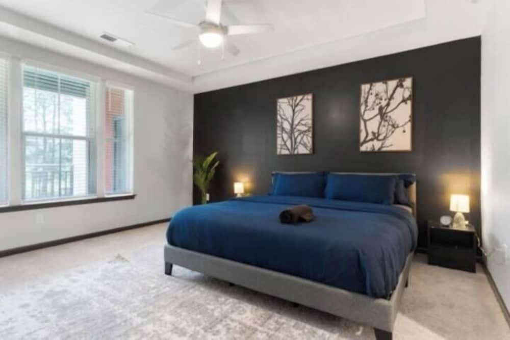 Luxe King 2BR Suite in North Raleigh