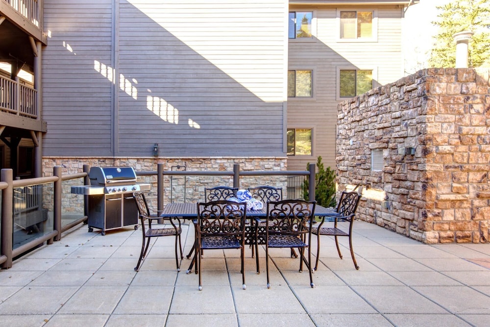 Black Bear Lodge KBM Resorts Walk to Slopes and Restaurants, Hot Tub, Elevator Access 2 Units, 4 Bedrooms BBL Ml-2744