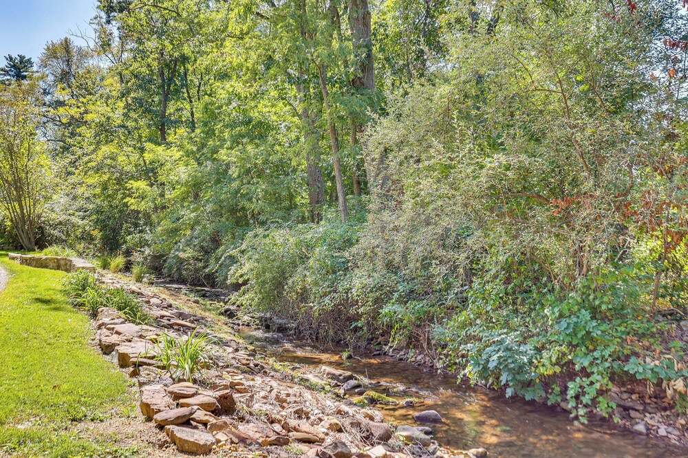 15 Mi to Penn State: Hideaway w/ Fire Pit!
