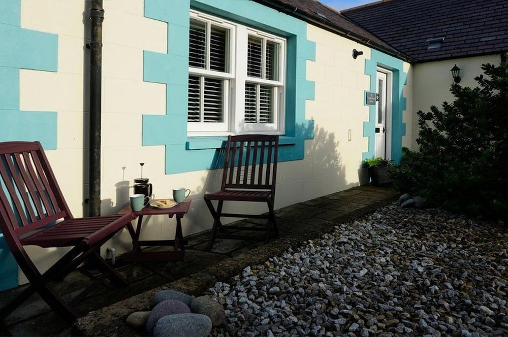 Findochty Beach House - Private Garden-beachfront