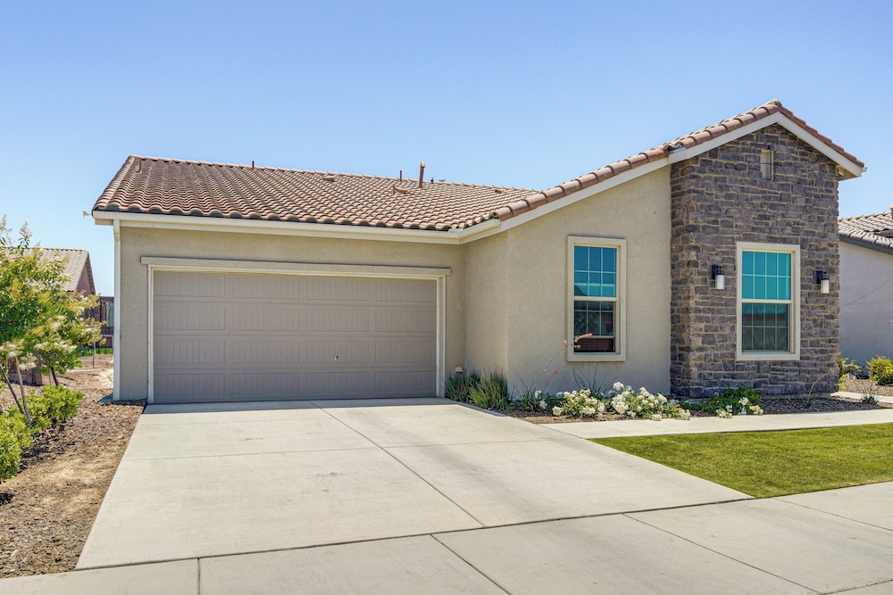 9 Mi to Dtwn Bakersfield: Pet-friendly Home