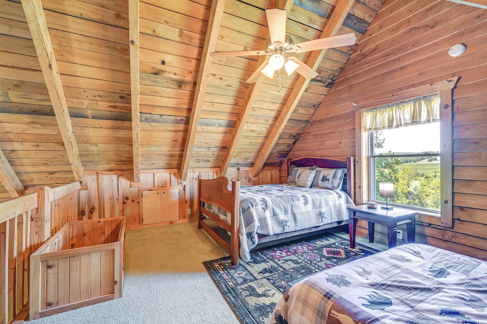 2 Mi to Mabry Mill: Mtn-view Cabin w/ Porch!