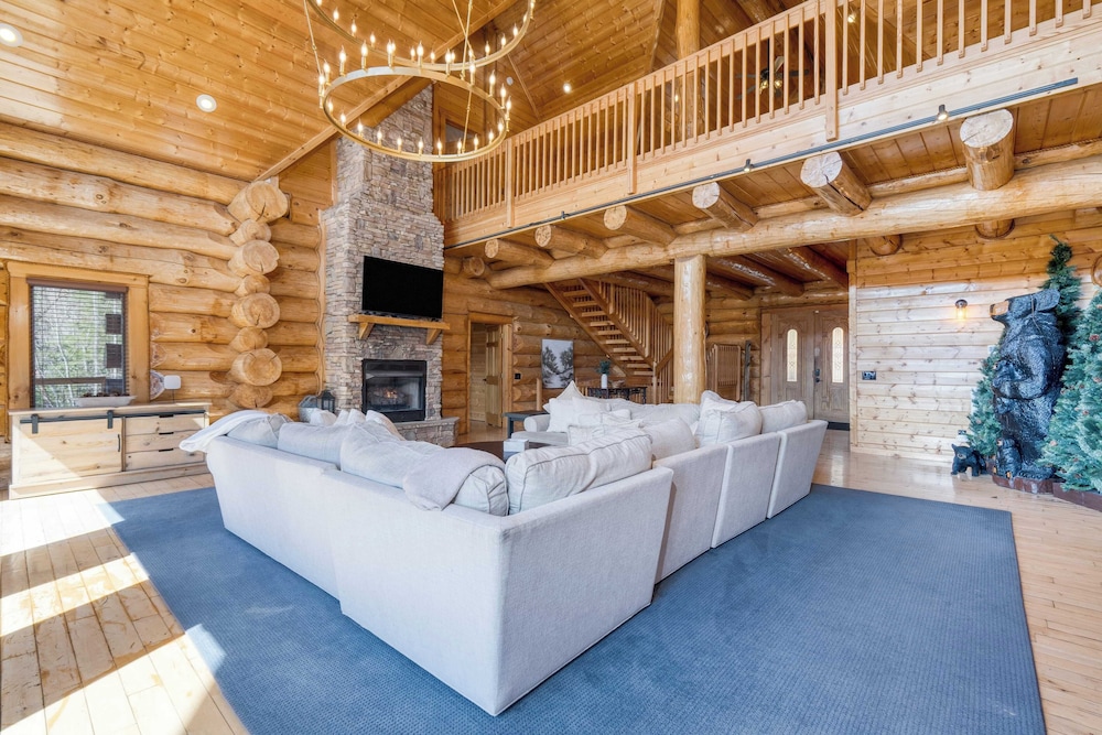 Pinnacle Chalet by Avantstay Luxury Cabin w/ Panoramic Views, Fireplace & Game Room