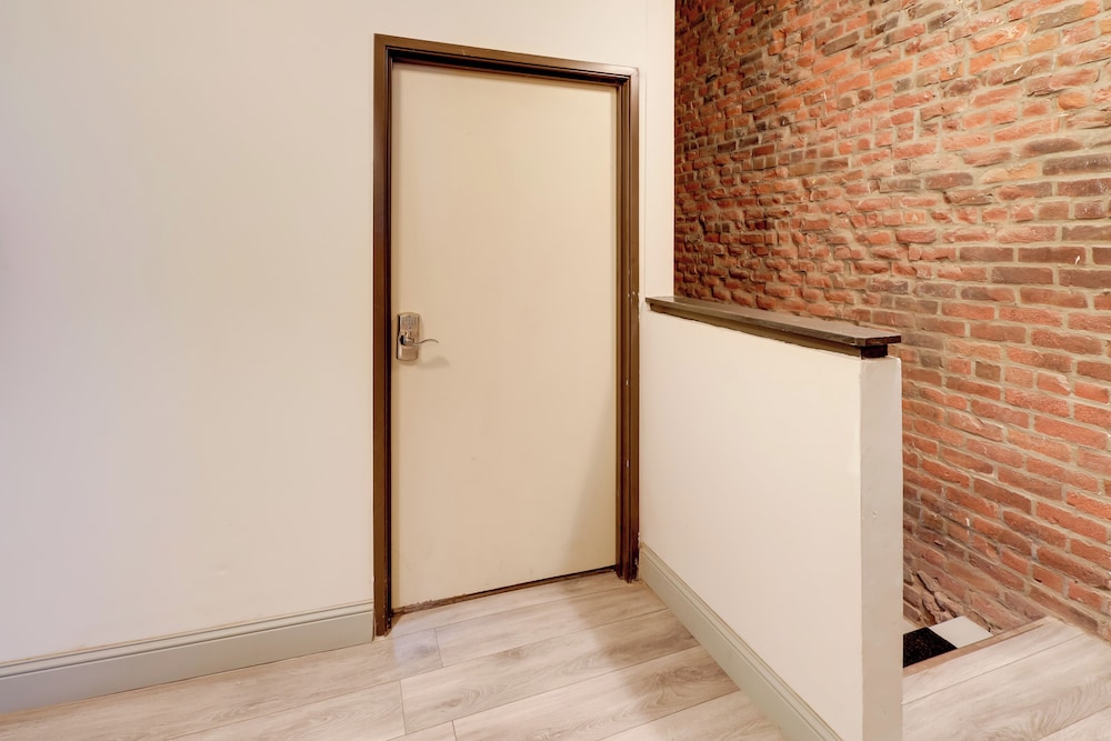 Prime Old Market Location: Walkable Omaha Condo!