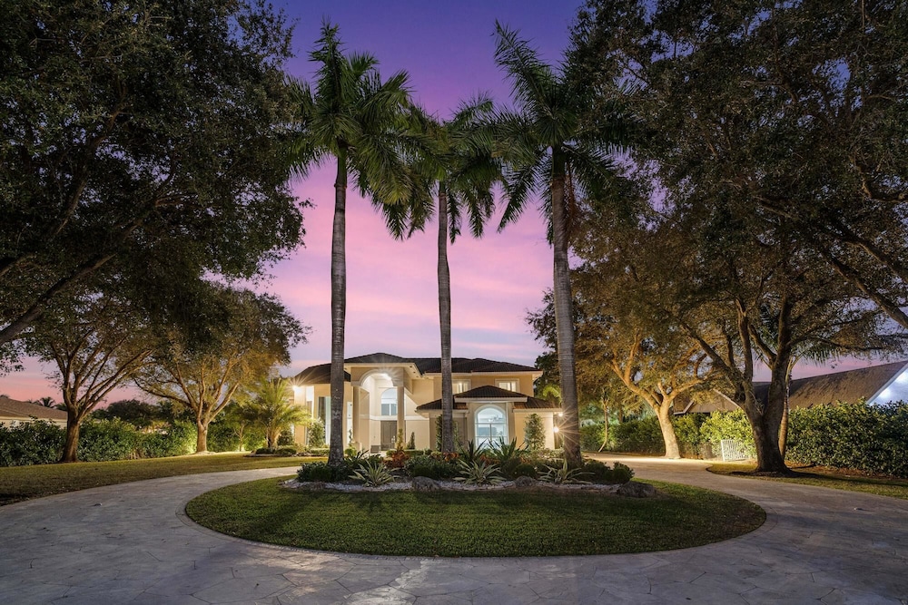 Luxurious 6-Bedroom Villa with Pool & Games