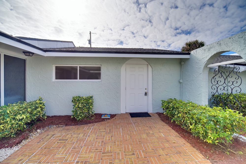 Next to Turtle Preserve: Oceanside Florida Retreat