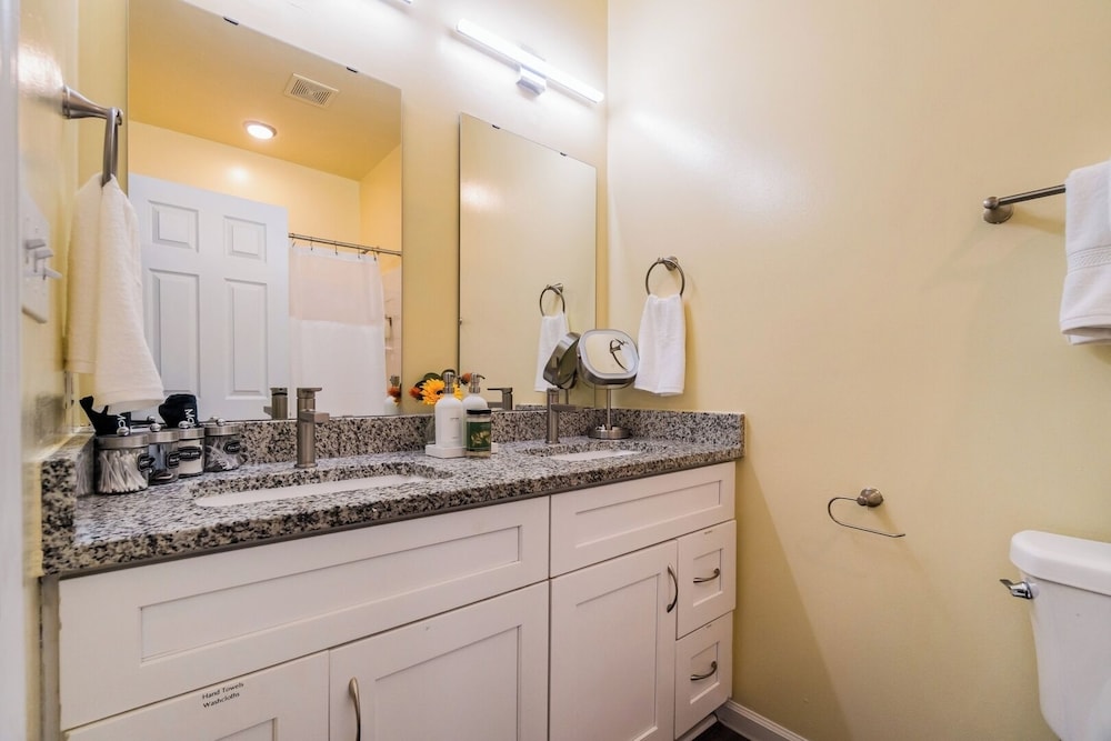 Family-friendly 3BR w/ Hot Tub & Games