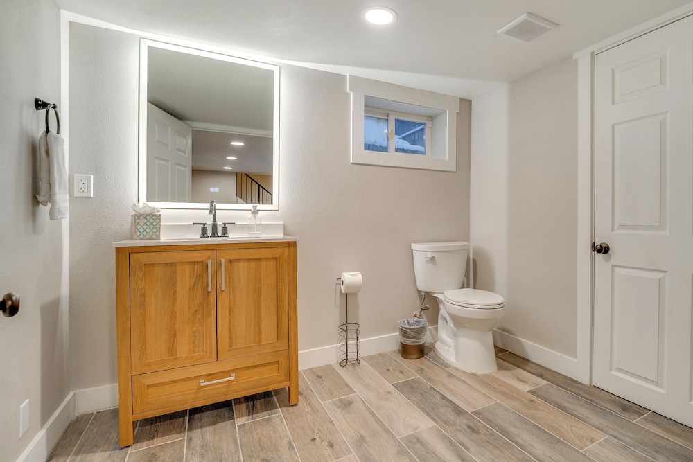 2 Blocks to Downton Chelan: Home w/ Hot Tub!