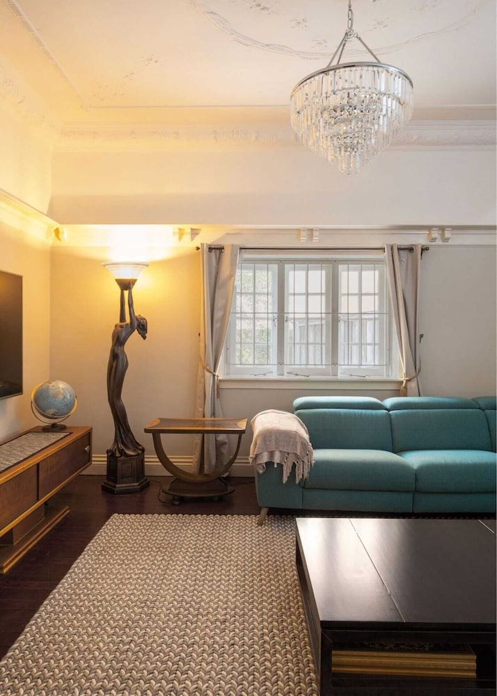 Cozy2 Bedroom Apartment in Trendy new Farm view 3