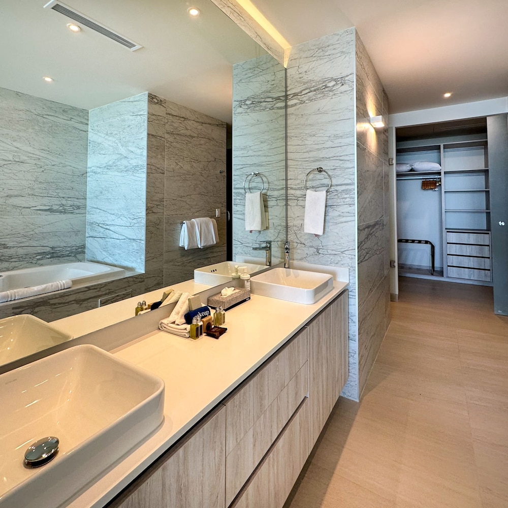 Has it all Beachfront Retreat With Stunning Views