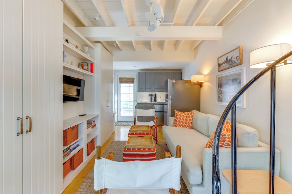 Steps to Beach: Stylish & Lofted Provincetown Gem