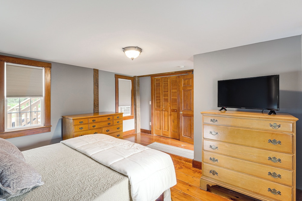 Walk to Memorial Park: Pet-friendly Bethlehem Home view 2