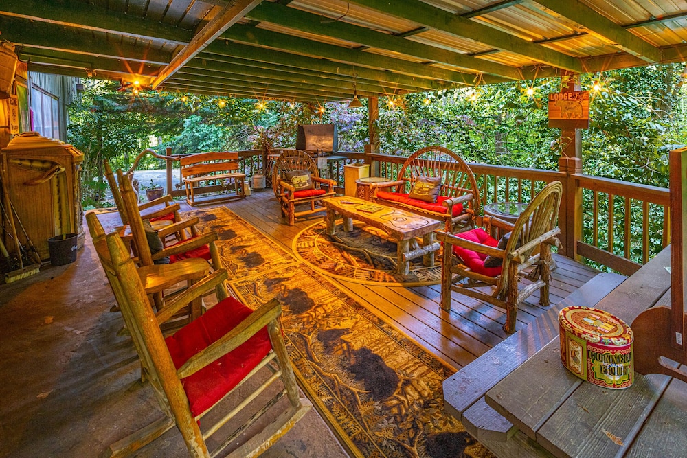 Bear Creek Lodge and Cabins in Helen Ga - Pet Friendly, River on Property, Walking Distance to downtown Helen
