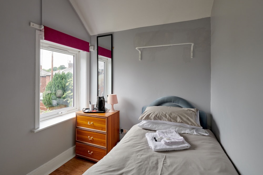 Detached 3 Bed House, Ideal for Long Stays & Pets view 2