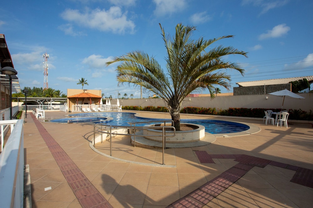 Apto com Piscina e Garagem em Barra dos Coqueiros