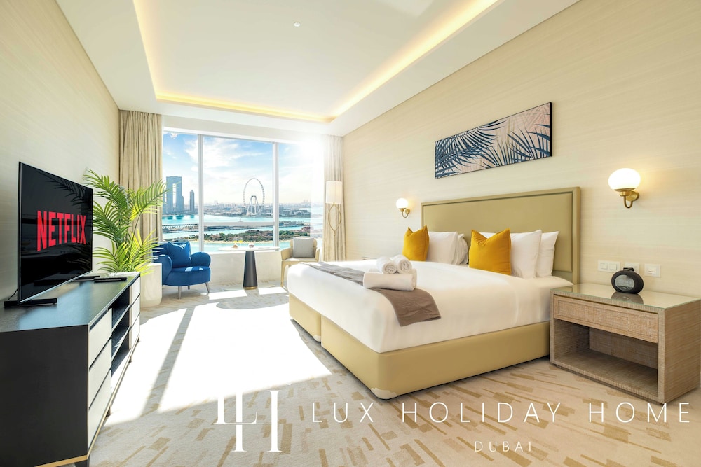 LUX Iconic Views at Palm Tower Studio