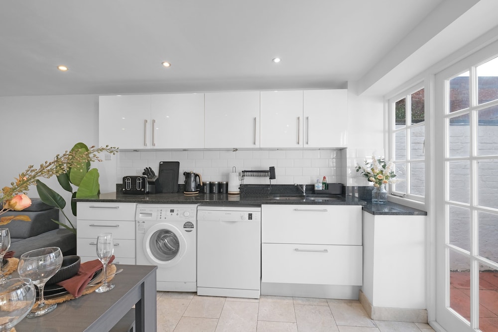 Luxury 3BR 2BA with Hot Tub and Garden