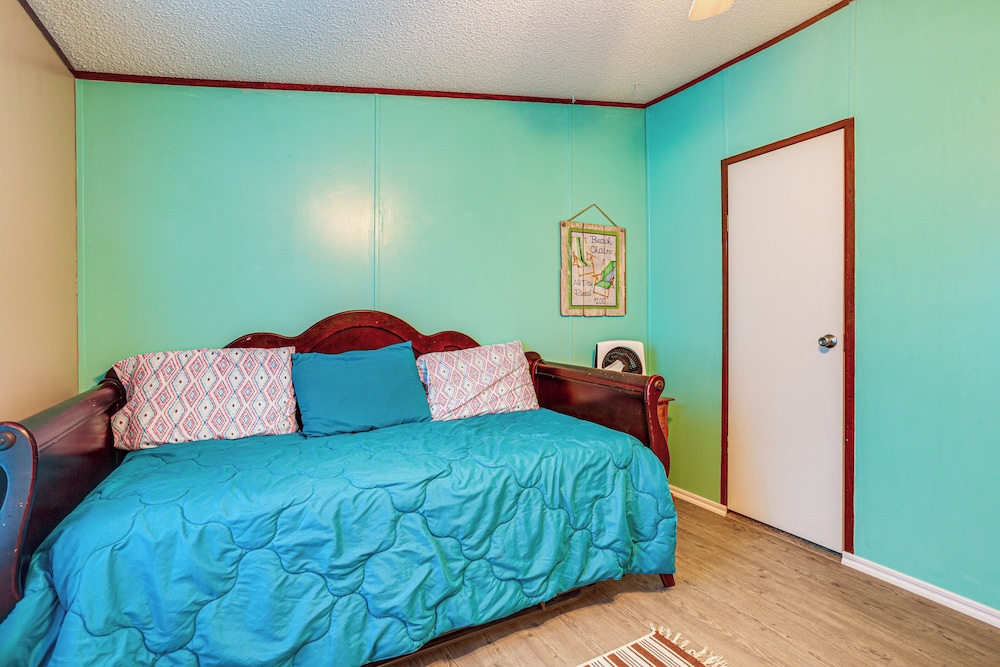 1 Mi to Lake Texoma: Peaceful Kingston Getaway