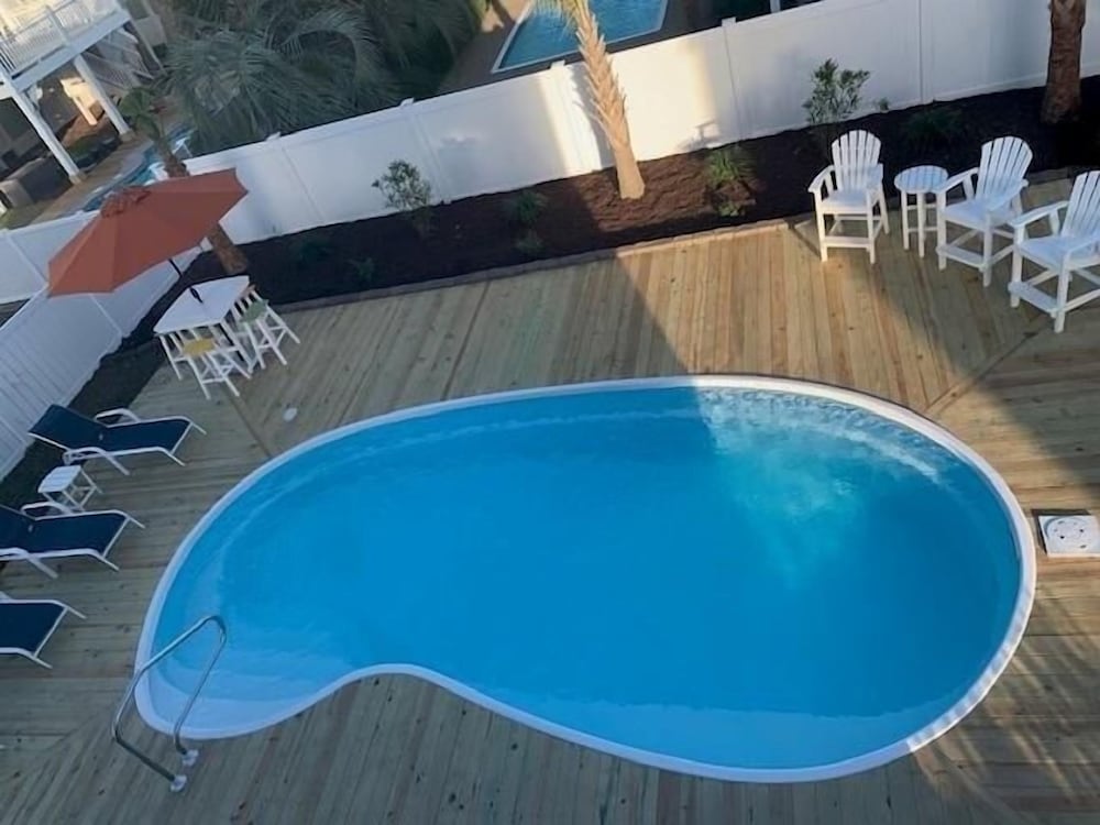 Absolute Bliss Private 4 Bedroom Home by RedAwning