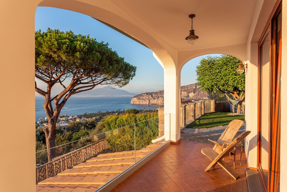 Luxury Villa with breathtaking Seaview, pool, BBQ