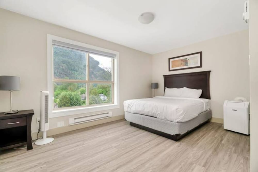Scenic 3BR Penthouse Suite - Image 2