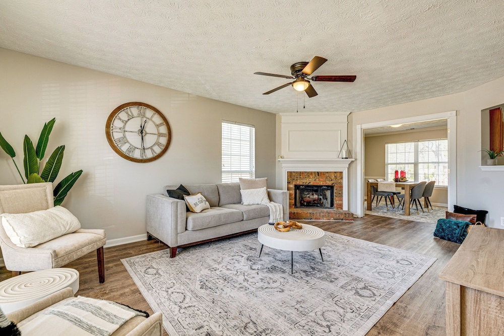 10 Mi to Six Flags: Austell Home w/ Expansive Yard