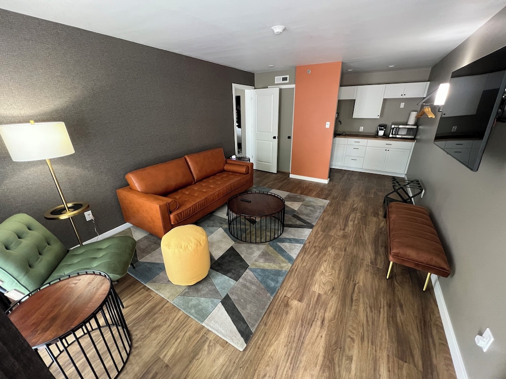 Lighthouse Inn & Suites