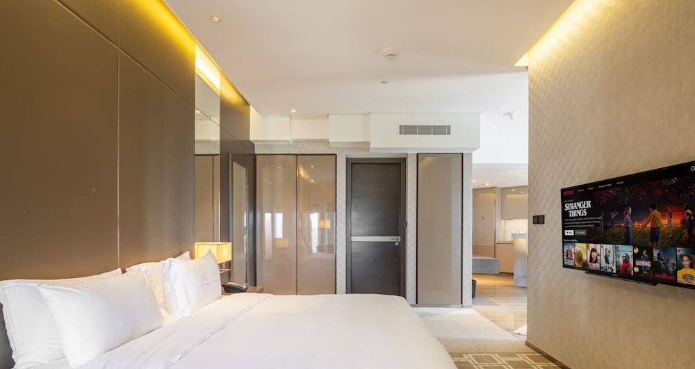 Elegant 1BR Apartment Near Dubai Frame