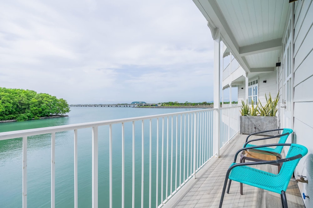 w Warm 1BR With Balcony in Panama