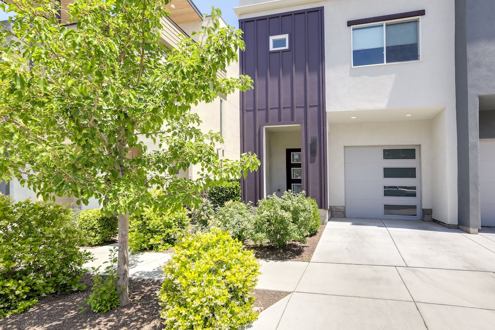 Reno Vacations - Midtown Reno Vacation Rental < 2 Mi to Downtown! - Property Image 5