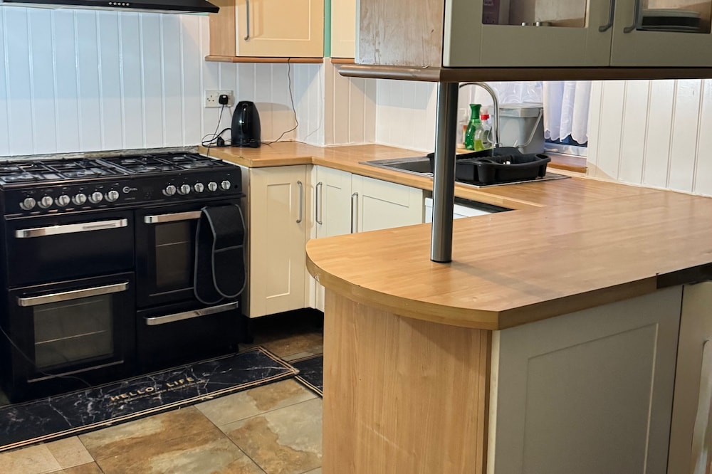 House - Sleeps 9 - Garden - Pet Friendly - Parking