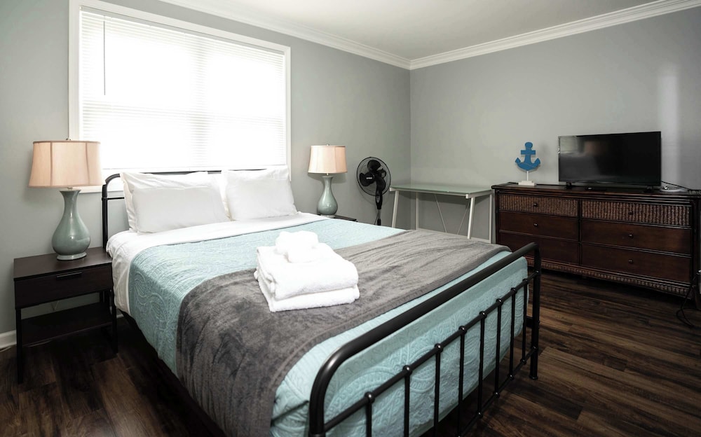 Three Blocks From Paradise Cozy Home for 8 Near Lake Geneva