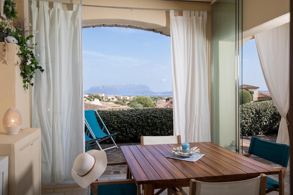 Anemone Apartment With Terrace by Wonderful Italy