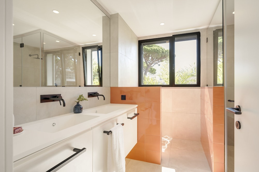 Cascais Contemporary Villa by Cadenzalux