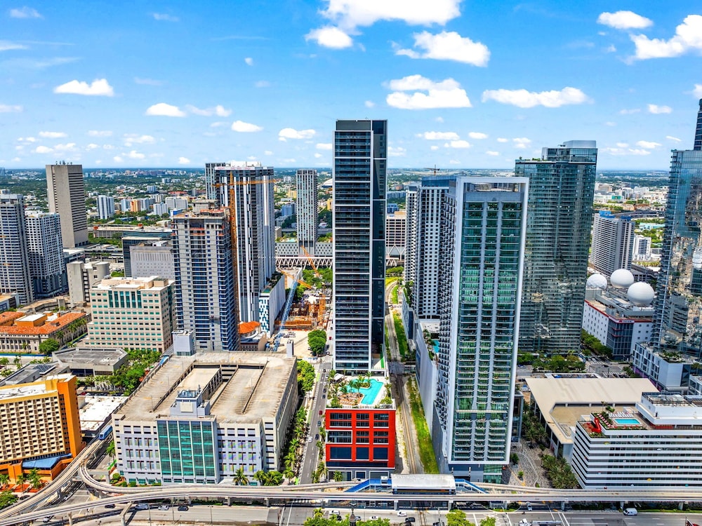 Luxury PH 51st Floor City Views