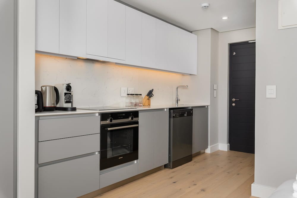 Modern Studio w Views in Cape Town Bantry Condo