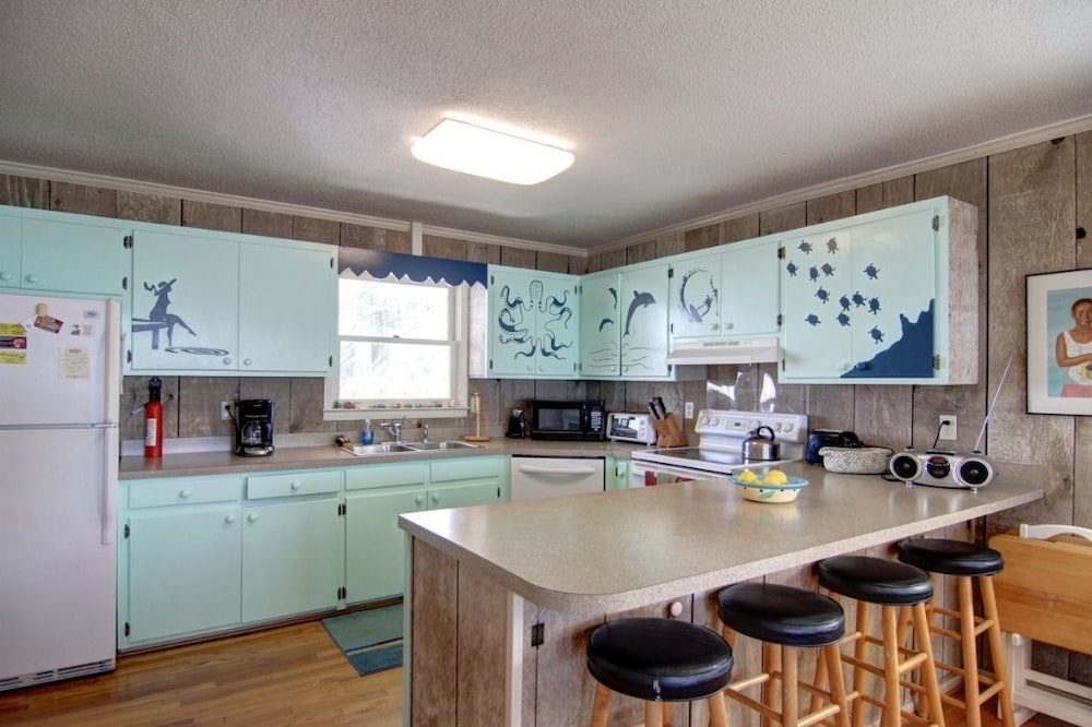 Carolina Moon 4 Bedroom Home by RedAwning