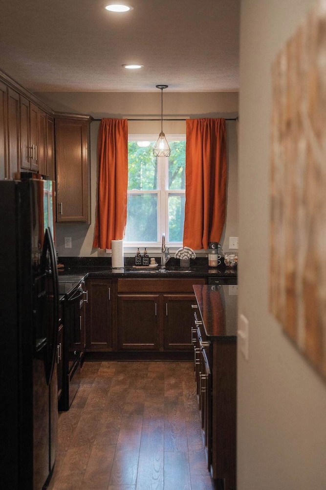 Modern 2 BD Cabin With hot tub & Games & Central Loc