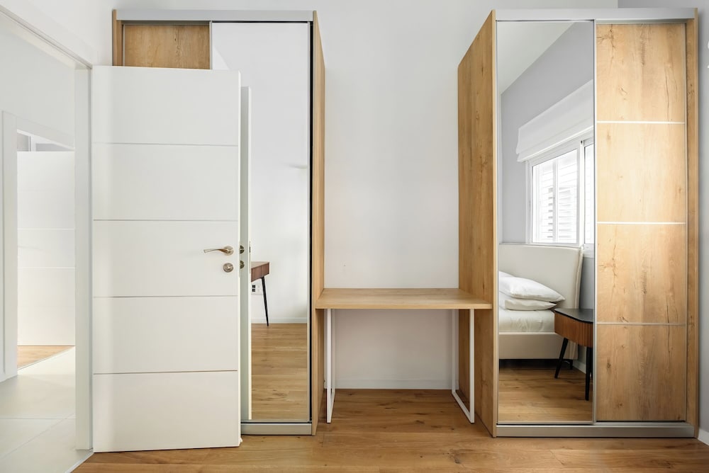 Central & Bright Getaway by Sea N' Rent