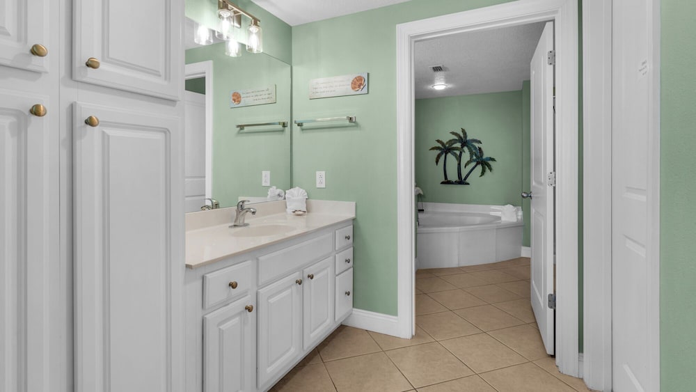 2BR Gulf Front Condo w/ Pool, Gym, Hot Tub + Free Attraction Tickets!