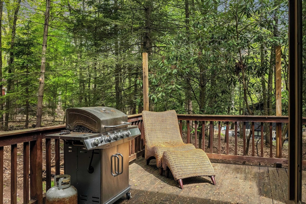 The Horseshoe Hideaway Lake Harmony Cabin w/ Hot Tub & Game Porch