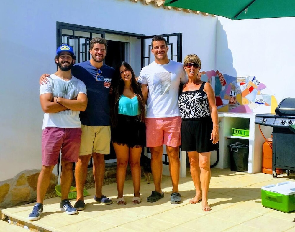 2-bed Villa Sleeps 5 - Private Pool & Free Parking