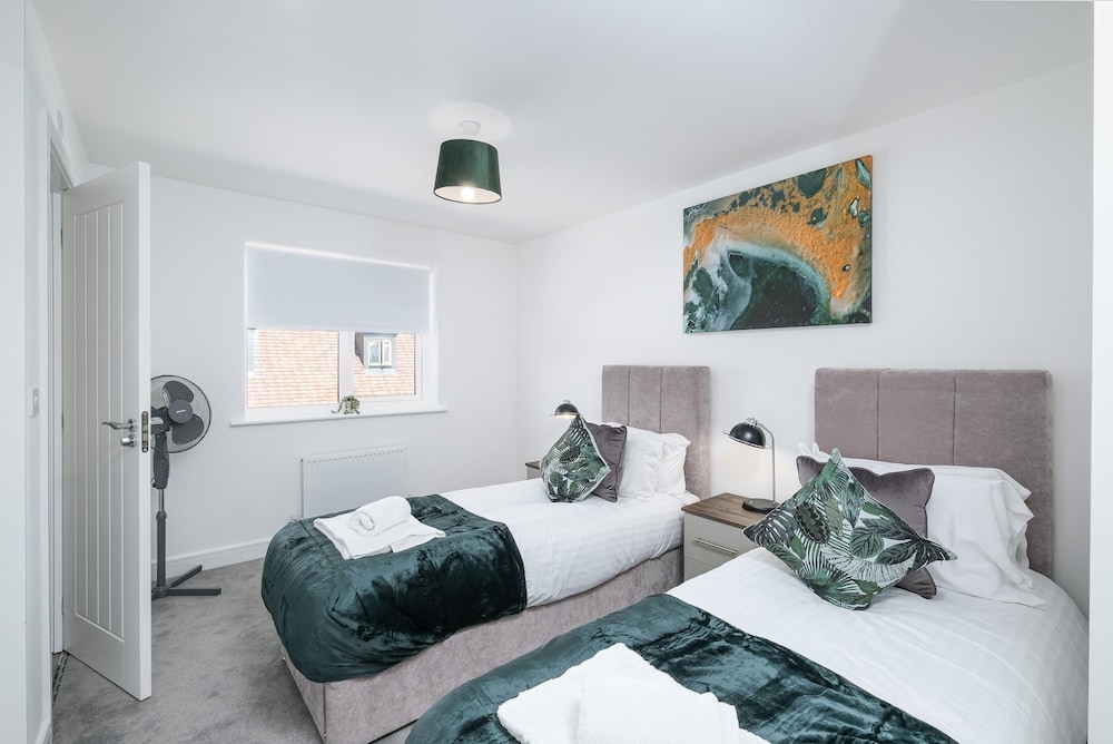 Modern 5 Bedroom 3 Bath Hse Aylesbury view 4