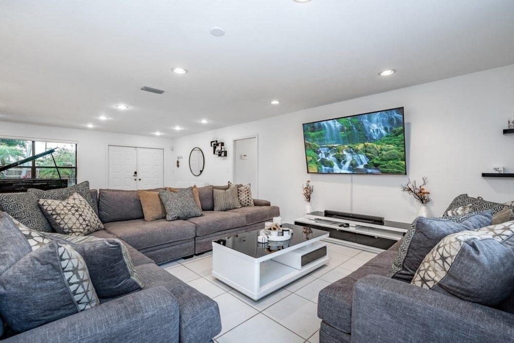 Fox Private Resort- Near Downtown & Beach 8 Bedroom Home