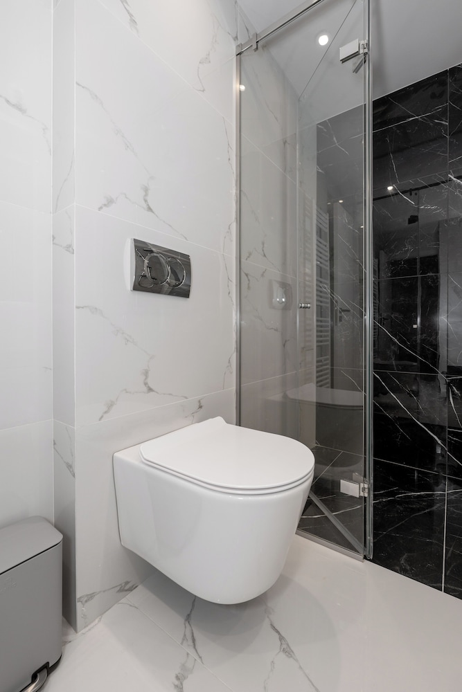 Spacious & Stylish Athens Apartment - Walk To Metro