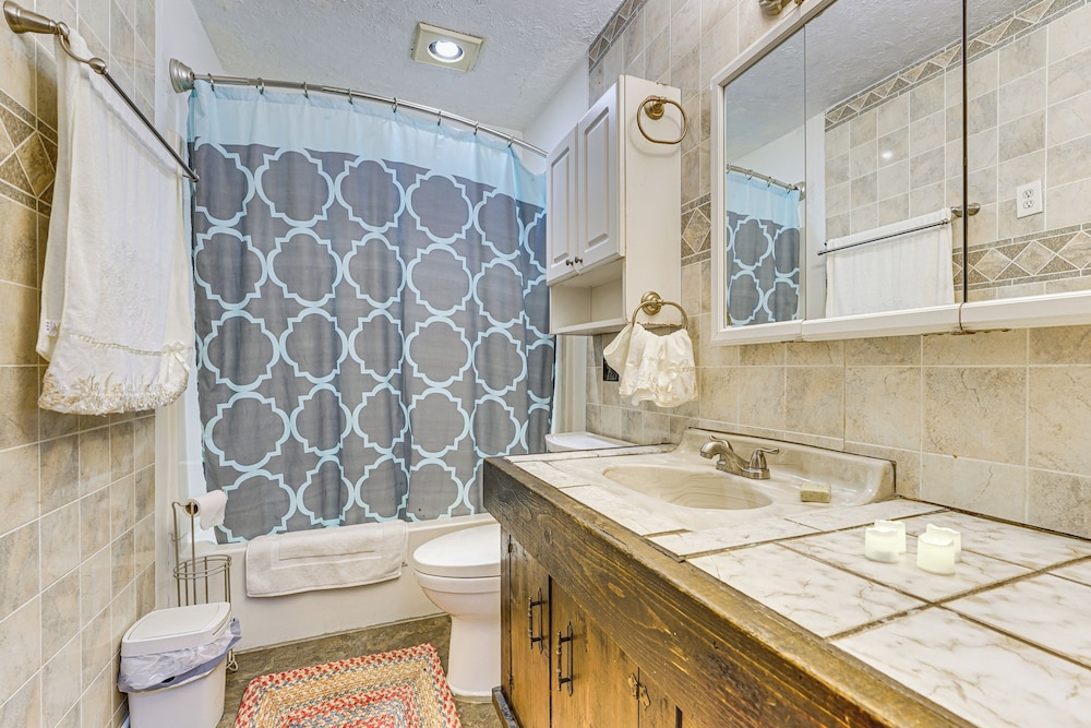 Private Pool & Yard: Pet-friendly Home in Toledo